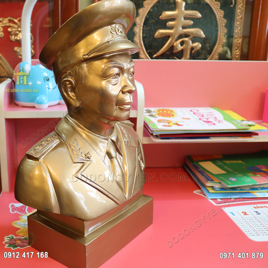 Đại Tướng V&otilde; Nguy&ecirc;n Gi&aacute;p được đ&aacute;nh l&agrave; l&agrave; 1 trong 7 vị tướng t&agrave;i của thế giới, l&agrave; anh cả của qu&acirc;n đội nh&acirc;n d&acirc;n Việt Nam, l&agrave; người c&oacute; c&ocirc;ng to lớn trong cuộc kh&aacute;ng chiến với thực d&acirc;n Ph&aacute;p, gi&agrave;nh lại độc lập, h&ograve;a b&igrave;nh cho d&acirc;n tộc